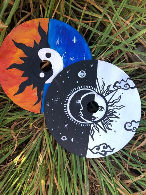 Painting On Cds Aesthetic, Things To Paint On Cds, Painted Cds Aesthetic, Painted Discs, Painted Cds, Vinyl Record Art Ideas, Painted Sun, Painted Records, Vinyl Paintings