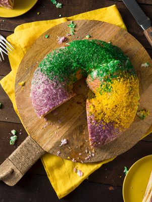 Mardi Gras Cake Recipe, Gluten Free King Cake Recipe, King Cake History, Gluten Free King Cake, Cajun Desserts, Easy King Cake, Mardi Gras Cake, King Cake Recipe, Cake Stock