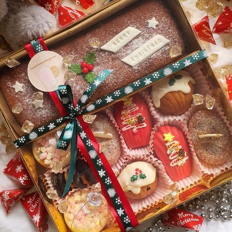 Christmas Box Dessert, Christmas Edition Packaging, Christmas Hamper Ideas Food, Christmas Baking Packaging, Madeleines Christmas, Christmas Cake Hampers, Christmas Madeleines, Madeleine Packaging, Dessert Boxes Packaging