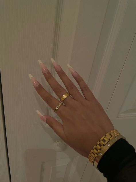 Nails And Jewelry Aesthetic, Mode Tips, Jewelry Aesthetic, Skin Essentials, Jewelry Accessories Ideas, Selfie Ideas Instagram, Accessories Ideas, Jewelry Photography, Cartier Love Bracelet