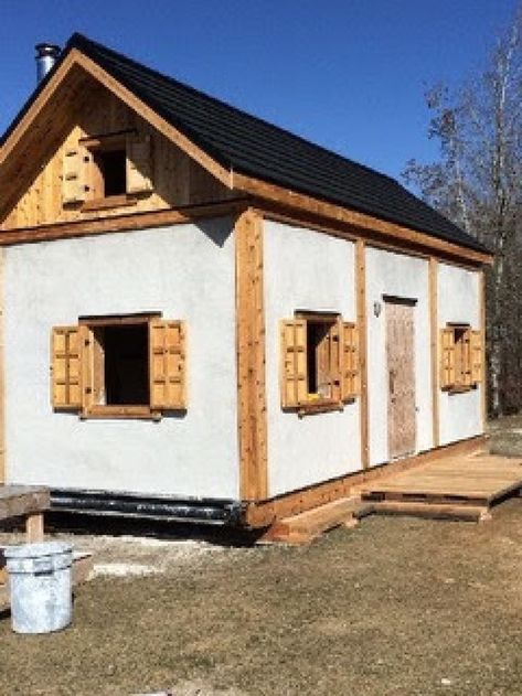 The first prototype tiny hemp house, built by HNB in Alberta in 2014. Above: A hemp house can fit into almost any setting. photos supplied by Hempcrete.ca Hemp Crete Homes, Hemp Homes, Hemp Crete, Hempcrete House, Hemp Building, Small Eco House, Hemp House, Modern Eco Friendly Home, Zero Energy House