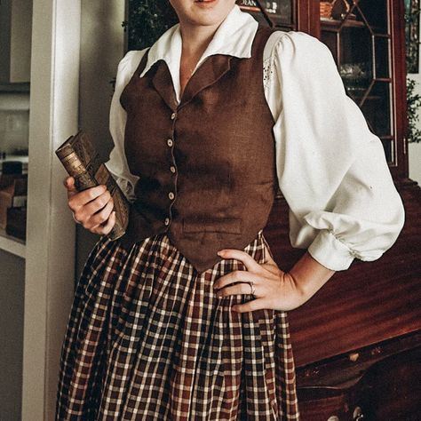 Rachel Maksy on Instagram: “*Walks over to the 'vest' section of her wardrobe and whispers* "Soon....." 😂 - - Ah YAY my Jo Waistcoat from @littlewomenatelier came in…” Rachel Maksy, 40s Mode, Dark Academia Outfits, Vestidos Retro, Mode Hipster, Academia Outfits, Academia Style, Academia Fashion, Retro Pin Up