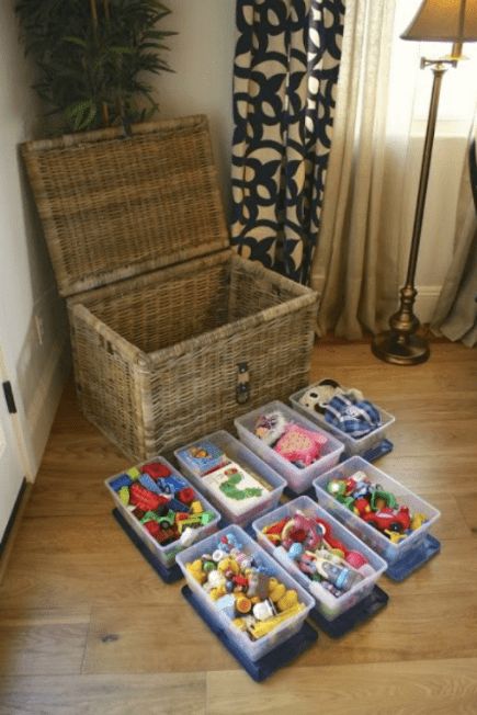 Toy Organization Living Room, Creative Toy Storage, Living Room Toy Storage, Kid Friendly Living Room, Toy Storage Ideas, Toy Storage Solutions, Baby Room Organization, Playroom Storage, Organizing Hacks