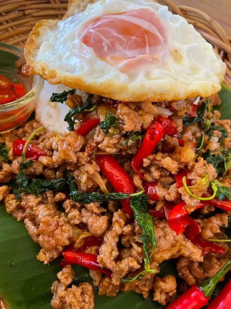 Ka Prow Recipe, Kra Pow Chicken, Bun Bo Xao Recipe, Pad Kra Pow Recipe, Cendol Recipe, Hmong Food Recipes, Pad Prik King Recipe, Pad Kaprao, Pad See Ew Recipe