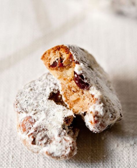 gateaux de Noel allemands mini stollen Traditional Christmas Cake, Biscuit Bar, Christmas Biscuits, Desserts With Biscuits, Healthy Holiday Recipes, Xmas Cake, Dessert Toppings, Bake Cookies, Christmas Cakes