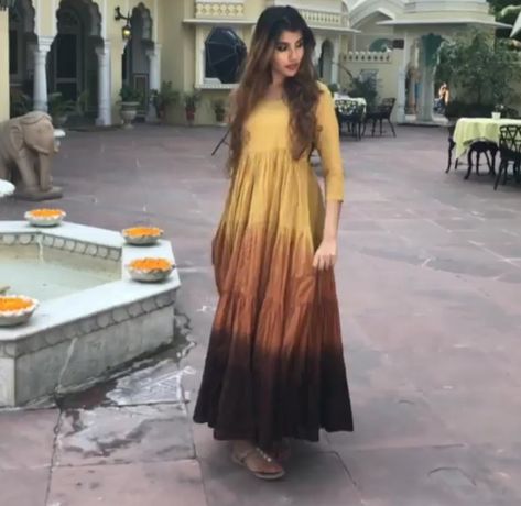 Dress with color combination Double Shade Kurti Designs, Double Shade Dress, Dhoti Women, Kurthi Necks, Gaun Design, Full Skirt And Top, Ombre Saree, Diy Fashion Videos, Long Gown Design