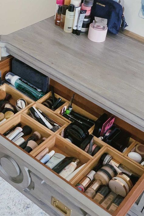 here are the best ways to organize your makeup cheaply and easily. if you live in a small space and need to store your makeup neatly and out of sight, get some drawer organizers! here's how to store your makeup. makeup organization, makeup storage ideas, makeup organization ideas, home organization, small space living, #beauty #makeup #organization How To Store Makeup Storage Ideas, Makeup Storage For Small Spaces, Counter Makeup, Makeup Rack, Products Organization, Eyeshadow Organizer, Makeup Storage Ideas, Romantic Updos, Organization Drawers