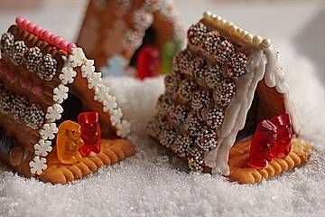 Mini Cottage, Cool Gingerbread Houses, Mini Gingerbread House, Gingerbread House Designs, Gingerbread House Cookies, Gingerbread House Decorations, Christmas Gingerbread House, Xmas Food, Gingerbread Houses