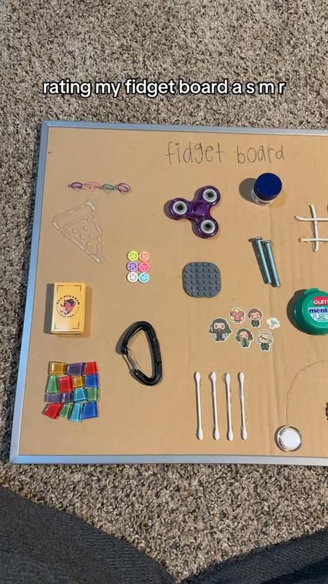 Fidget Boards Diy, Fidget Bored Ideas, Homemade Fidget Board, How To Make A Fidget Board, Figit Boards Diy, Fidget Board Ideas, Fidget Board Diy, Fidget Crafts, Board Game Diy