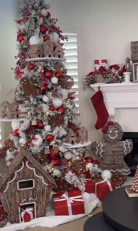 Christmas Decor Tree Ideas, Making Garland, Christmas Decor Tree, Tangled Lights, Thanksgiving Tree, Facebook Design, Christmas Tree Decorating, Outdoor Holidays, Professional Decor