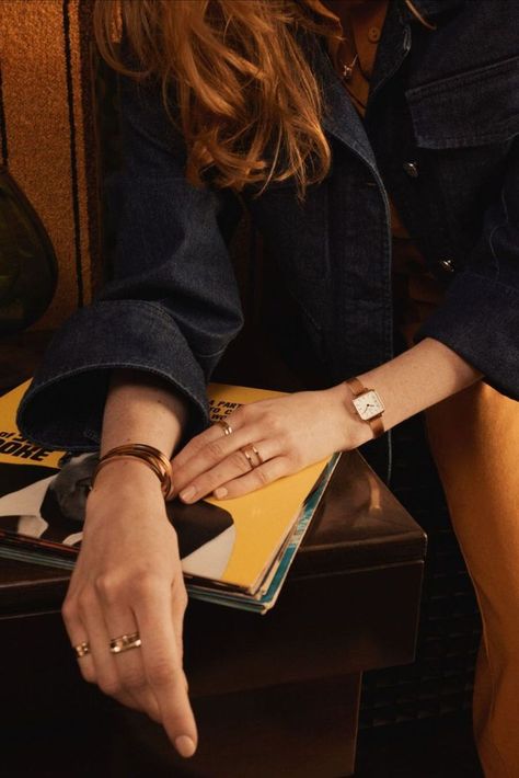 Woman leaning over a table, wearing elegant rose gold accessories from Daniel Wellington. Square Watches, Watches For Women, Hailey Bieber, Silver Rose Gold, Kendall Jenner, Daniel Wellington, Her Style, Wellington, Hair Jewelry