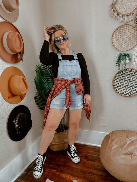 Fall Shortall Outfits, How To Style Overall Shorts, 90s Mom Fashion Summer, Styling Shortalls, Casual Denim Shortalls For Fall, Denim Short Overalls Outfit, Shortalls Outfit Summer, Short Overalls Outfit Fall, Retro Denim Shortalls For Spring