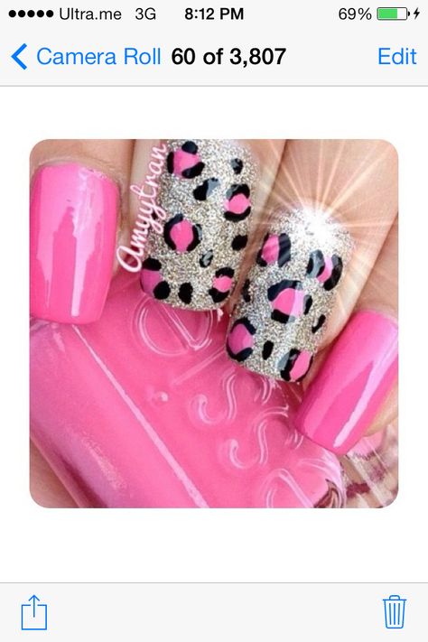 Bright Pink Nails With Glitter, Hearts Manicure, Pink Nails With Glitter Accent, Nails With Glitter Accent, Uñas Animal Print, Artistic Nails, Bright Pink Nails, Cheetah Print Nails, Nails With Glitter