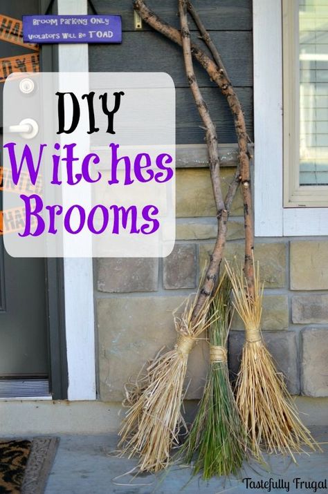 DIY Witches Brooms: Make this fun Halloween decoration for FREE with things lying around the yard! Awesome Halloween Decorations, Diy Witches, Witches Brooms, Diy Halloween Dekoration, Halloween Girlande, Dekorasi Halloween, Hocus Pocus Party, Uhyggelig Halloween, Diy Daybed