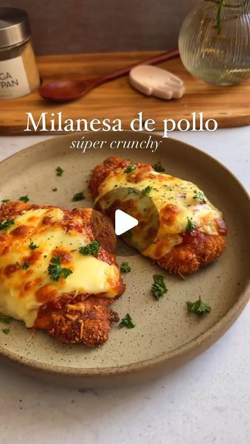 Recetas Saludables🍍 on Instagram: "¡Milanesa de pollo gratinada con Queso Parmesano Alpina y salsa pomodoro, una delicia de almuerzo!🍗😮‍💨🧀 🎥 @estaesmicocina 👈🏻GRACIAS Comenzamos haciendo una mezcla de harina, sal, pimienta y ajo en polvo, y por ella vamos a pasar los filetes de pechuga de pollo que previamente aplanamos un poco, te recomiendo que la dejes de 1/2 cm de grosor. Batimos dos huevos con sal y finalmente hacemos una mezcla de partes iguales de miga de pan y queso Parmesano  que le va a dar un toque crujiente único y va a potenciar su sabor, condimentamos con paprika, ajo en polvo y pimienta, pasamos los filetes por el huevo y después por esta mezcla para empanizar. Doramos a fuego medio en un poco de aceite de oliva por 3 minutos cada lado. Llevamos el pollo a una placa Pizza, Pasta, Chicken, On Instagram, Pizzas