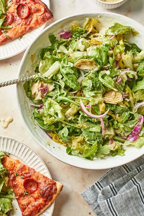 The bright, tangy flavors of our "pizza salad" balance out heavy, rich pizza toppings, making it a perfect side for you next pizza night. Olive Garden Salad Recipe, Garden Salad Recipe, Marinated Artichokes, Salad Shop, Green Pizza, Main Salad, Pizza Salad, Italian Chopped Salad, Salads To Go