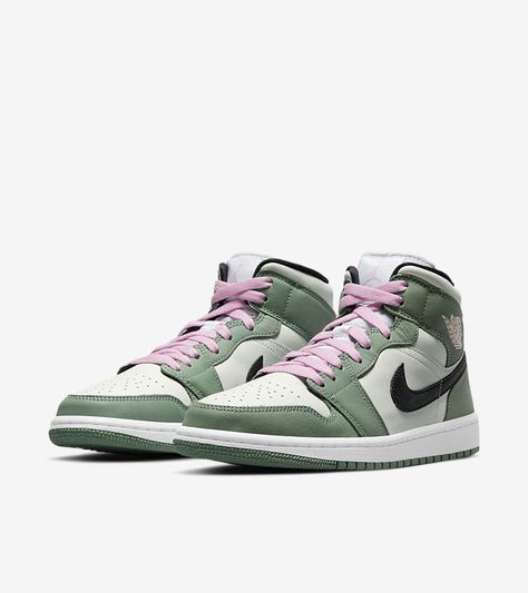 Air Jordan 1 Green, Jasmine Shoes, Jordan 1 Green, Green Basketball Shoes, Wmns Air Jordan 1, Air Force Shoes, Nike Shoes Air Force, Dr Shoes, Jordan Shoes Girls