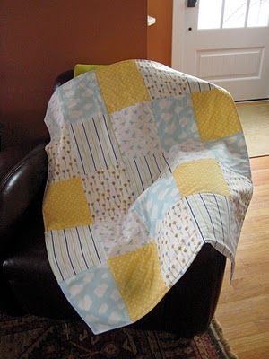 "2 hour quilt." probably should have tried this before jumping into harder ones. no binding! Perfect beginner quilting project. Beginner Quilting Projects, Sewing Quilts, Costura Diy, Quilt Baby, Quilting For Beginners, Rag Quilt, Sewing Projects For Beginners, Easy Sewing Projects, Diy Couture