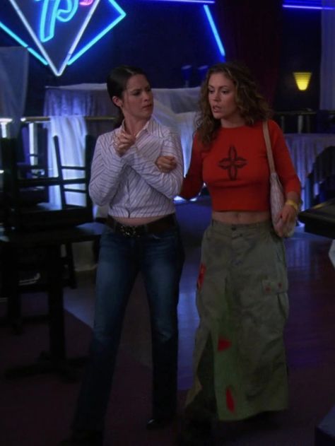 Charmed Pheobe Outfit, Halliwell Sisters Outfits, Charmed 90s Outfits, Charmed Style 90s, Charmed Tv Show Fashion, Charmed Outfits 90s Season 1, Charmed Fashion Tv Show, Charmed Outfits 90s Phoebe, Charmed Phoebe Outfits