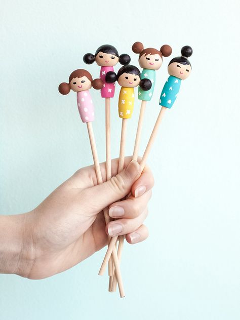 Handmade Charlotte, Diy Art Projects, Matryoshka Doll, Stir Sticks, Diy Resin Crafts, Kokeshi Dolls, Japanese Crafts, Diy Clay Crafts, Wooden Dolls