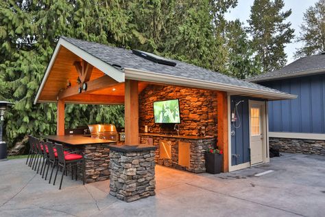 Backyard Pavilion With Storage, Backyard Pavilion With Kitchen, Outdoor Bar By Pool, Rustic Outdoor Kitchen Design, Outdoor Pavilion With Kitchen, Outdoor Pool Bar Ideas, Outdoor Kitchen Pavillion, Pavilion Kitchen, Pool House With Outdoor Kitchen