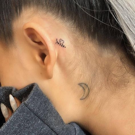 A bee, the symbol of Manchester, sitting behind Ariana Grande's left ear, just above her moon tattoo. Ariana Grande Tattoo, Lil Jon, Small Tattoos Simple, E Tattoo, Bee Tattoo, Dainty Tattoos, Prime Rib, Tattoo Trends, Little Tattoos