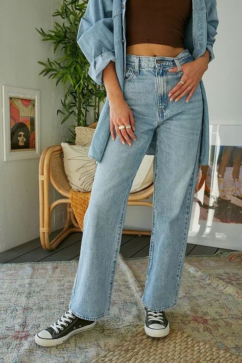 Non-stretch denim jeans by Levi's. Features a high waist with belt loops, five-pocket styling and a classic brand patch to reverse waist. Finished with a relaxed fit and straight leg. Levi Jeans Outfit, High Waist Outfits, High Waisted Straight Jeans, Levi Mom Jeans, Jeans Urban Outfitters, Argyle Vest, Backless Tank Top, Denim Cap, Jeans Mom