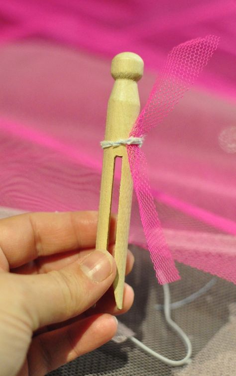 how to make a peg doll: tie elastic around waist and tie on tulle Craft Birthday Party, Clothes Pin Ornaments, Clothespin Crafts Christmas, Clothespin People, Wooden Clothespin Crafts, Clothespin Art, Dolly Pegs, No Sew Tutu, Christmas Angel Crafts