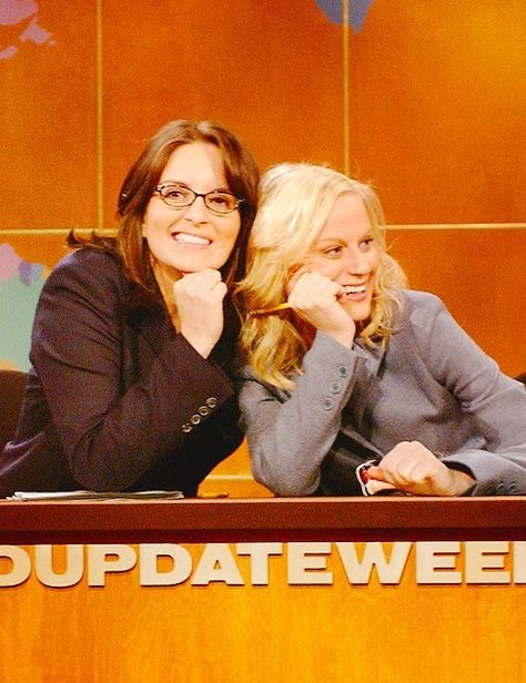 Best duo Tina Fey Amy Poehler, Tina Fey Mean Girls, Celebrity Couple Costumes, Tina Fey And Amy Poehler, Snl Weekend Update, Famous Duos, Cheer Leading, Celebrity Couple, Weekend Update