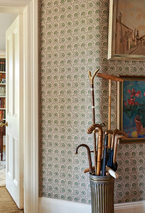 Wallpaper Hallway, Hall Wallpaper, Interior Design Fabric, Hallway Wallpaper, Monday Inspiration, Latest Interior Design, Stunning Bathrooms, Motif Design, Traditional Interior