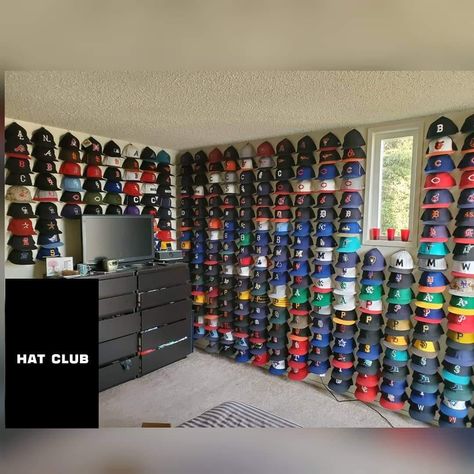 Hat And Shoe Display, Bedroom Inspirations Warm, Bedroom And Wardrobe, Hype Beast Bedroom, Shoe Rack Ideas, Cozy Bedroom Lighting, Diy Hat Rack, Room Ideas For Men Bedroom, Natural Bedroom Decor