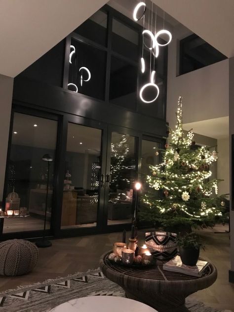 Penthouse Christmas, Mafia House, Luxurious Houses, Aspen House, Aesthetic House, House Aesthetic, Perfect Living Room, Christmas Interiors, Mansion Interior