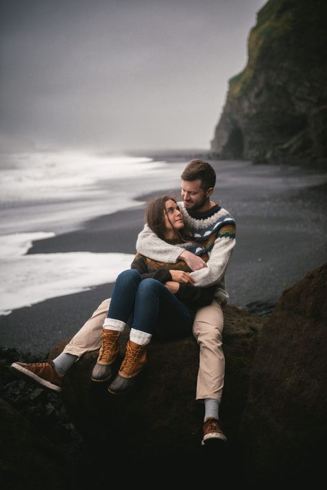 Iceland Photography People, Couple Picture Ideas Travel, Iceland Couple Photos, Iceland Portrait Photography, Iceland Engagement Photos, Iceland Couple Photography, Iceland Picture Ideas, Iceland Ootd, Iceland Moodboard