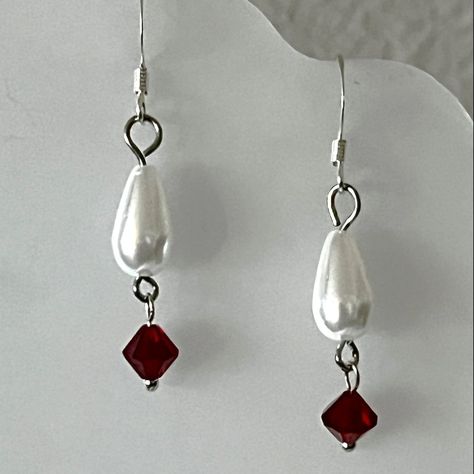 New Handmade Earrings Of Japanese White Teardrop Acrylic Pearls, Siam Red Swarovski Crystals, And Silver-Plated Flat Coil Fishhook Ear Wires. These Lovely Earrings Measure 1-1/2" Long And 1/4" Wide. They Are Sophisticated Enough To Wear At A Wedding, On The Town At Night, Or Dressed Casually During The Day. They Have A Vintage Boho Look. * This Is A One-Of-A-Kind Pair Of Earrings. * There May Be Some Color Discrepancies Due To Different Monitor Settings. The Colors Are Described As Clearly And G Red And Pearl Earrings, Holiday Earrings Diy, Diy Bead Earrings, Town At Night, Handmade Earings, Easy Beading, Xmas Jewelry, Bead Shapes, Crazy Crafts