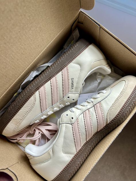 Wonder Quartz Sambas Wonder Quartz Samba, Glow Up Journal, Adidas Samba Shoes, Adidas Samba Women, Samba Shoes, Estilo Hijab, Colorful Sneakers, Pretty Shoes Sneakers, Shoe Wishlist