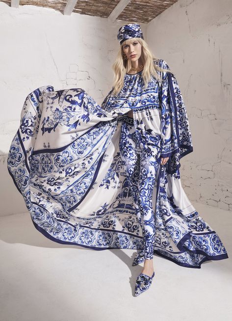 Dolce&Gabbana takes inspiration directly from the centuries-old ceramic tradition — Dossier Magazine Cruise Fashion, Kaftan Designs, Mode Kimono, Dolce And Gabbana Blue, Resort Fashion, Trendy Fashion Tops, Fall Wear, Lovely Clothes, Dolce & Gabbana