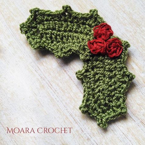 Free Crochet Holly Leaf pattern from Moara Crochet Free Christmas Crochet Patterns with step by step written photo tutorials plus Youtube videos. Get ready for Christmas with handmade crochet Christmas decorarions. #moaracrochet #crochetholly #crochetchristmasdecorations #crochettreedecoration Crochet Holly Leaves Free Pattern, Crochet Holly Berries, Crochet Holly Berry Free Pattern, Crochet Holly Leaf, Crochet Holly Applique, Crochet Stocking, Christmas Crochet Pattern, Christmas Crochet Patterns Free, Crochet Leaves