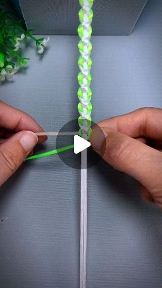 How To Make A Friendship Bracelet, Friendship Bracelets For Beginners, Bracelets For Beginners, Make A Friendship Bracelet, Diy Fidget Toys, Diy Bracelets With String, Bracelets Tutorial, Make Friendship Bracelets, String Bracelets