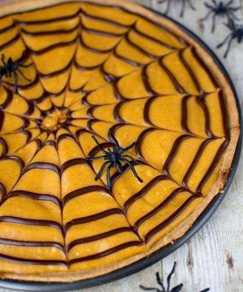 Tarte au potiron spécial Halloween Weird Pizza, Pumpkin Spice Sugar Cookies, Plat Halloween, Spice Frosting, Halloween Torte, Pasteles Halloween, Halloween Pizza, Dessert Halloween, Halloween Punch