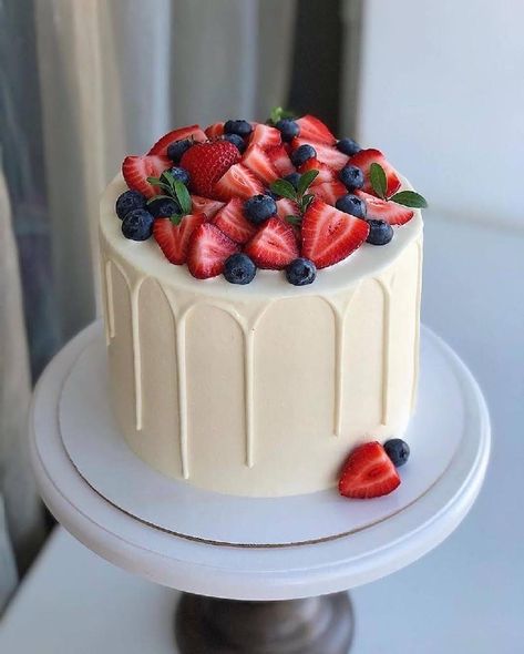 Bolo Simpsons, Fruit Cake Design, Fresh Fruit Cake, Elegant Birthday Cakes, Creative Birthday Cakes, Simple Birthday Cake, Pretty Birthday Cakes, Cute Birthday Cakes, Cake Designs Birthday