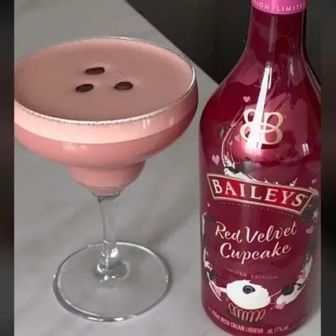 Barbie-Inspired Espresso Martini Recipe You Need to Try! Barbie Espresso Martini, Strawberry Espresso Martini, Red Velvet Espresso Martini, Pink Espresso Martini, Barbie Martini, Liquor Bags, Strawberry Martini, How To Make Pink, Cupcake Cream