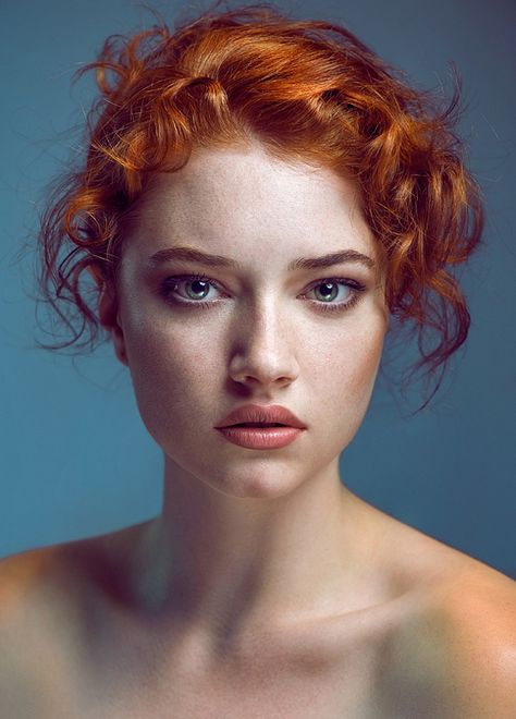 I love the different lights on this picture! Would make a great drawing. Portraits de femmes sublimes par Joanna Kustra Portraits Painting, Woman With Red Hair, Oil Portraits, Painting References, 얼굴 드로잉, 얼굴 그리기, Painting Photography, Photographie Portrait Inspiration, Foto Tips