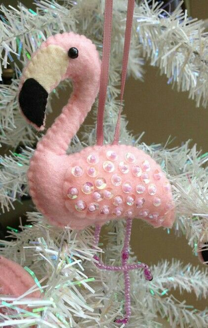 Flamingo Xmas Decorations, Felt Flamingo Ornament, Diy Flamingo Ornament, Flamingo Christmas Ornaments Diy, Flamingo Ornaments Diy, Felt Flamingo, Flamingo Craft, Felt Christmas Tree Decorations, Flamingo Ornament