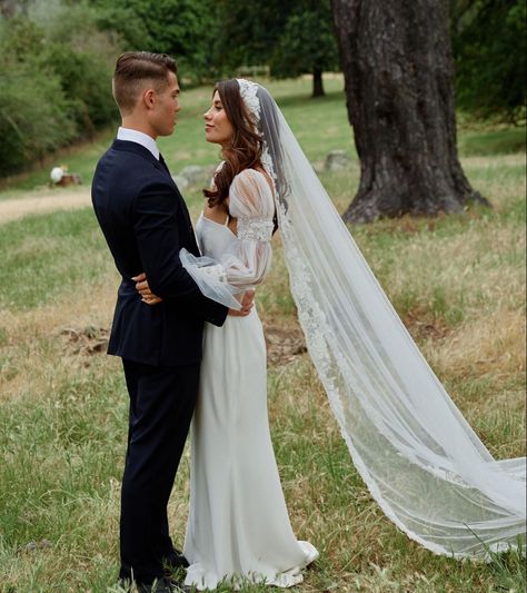 Mantilla Veil Wedding, Plain Wedding Dress, Mantilla Veil, Classy Wedding Dress, Veil Wedding, Luxury Wedding Photography, Wedding Photography Styles, Dream Wedding Ideas Dresses, Tuscany Wedding