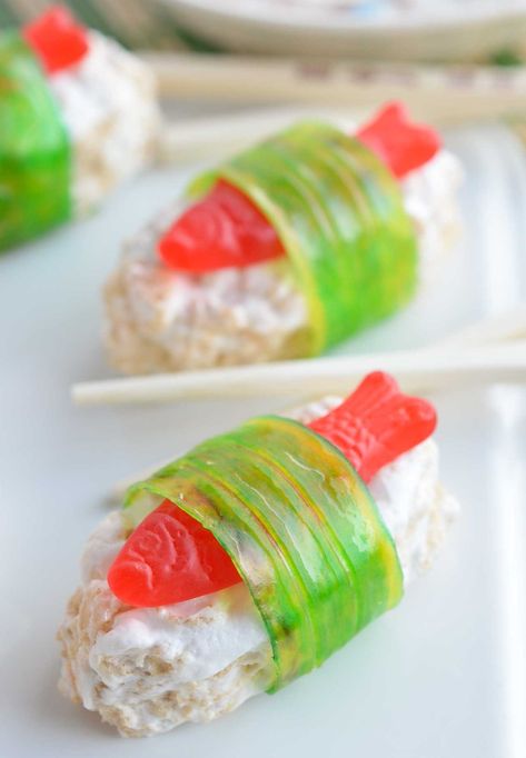 The kids will go crazy for this Candy Sushi! Made with rice crispy treats, Swedish fish candy and fruit roll ups. This dessert sushi recipe is easy to make, portable and great for parties. Candy Sushi Rolls, Sushi Candy, Sushi Diy, Sushi For Kids, Swedish Fish Candy, Sweet Sushi, Fruit Sushi, Candy Sushi, Fish Candy