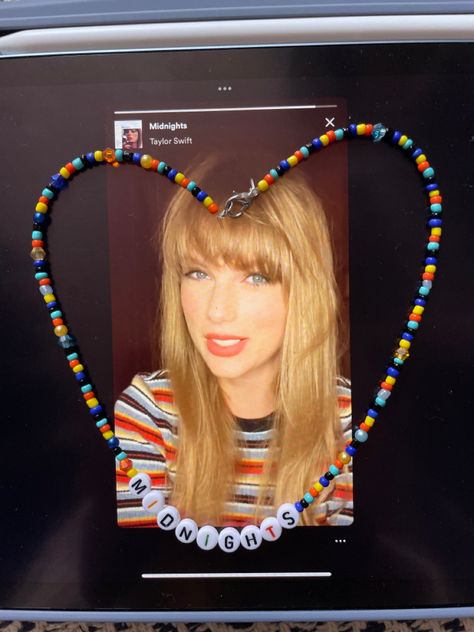 Taylor Swift Beaded Jewelry, Taylor Swift Beaded Necklace, Taylor Swift Necklace Diy, Swiftie Jewelry, Taylor Swift Beaded Bracelet, Paper Toy Disney, Midnights Aesthetic, Taylor Swift Friendship Bracelet, Taylor Swift Midnights