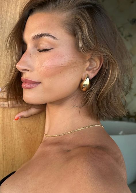 Hailey Bieber Gold Earrings, Hayley Bieber Jewelry, Hayley Bieber Hair, Hailey Bieber Earrings, Hailey Bieber Jewelry, Drop Earrings Outfit, Hayley Bieber, Hailey Rhode Baldwin, Hailey Rhode