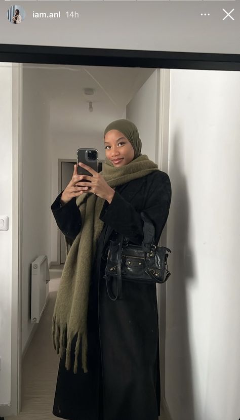 Winter Milan Outfit, Black Coat Hijab Outfit, Black Wool Coat Outfit Winter, Winter Abaya Outfits, Beige Black Outfit, Hijabi Winter, Hijabi Winter Outfits, Winter Hijab Outfits, Black Coat Outfit