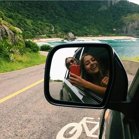 Cute Road Trip Pictures, Vibey Friend Photos, Car Travel Photography, Road Trip Photoshoot Ideas, Travel Photo With Friends, Road Trip Photography Ideas, Car Trip Photo Ideas, Road Trip Pictures Friends, Trip Photoshoot