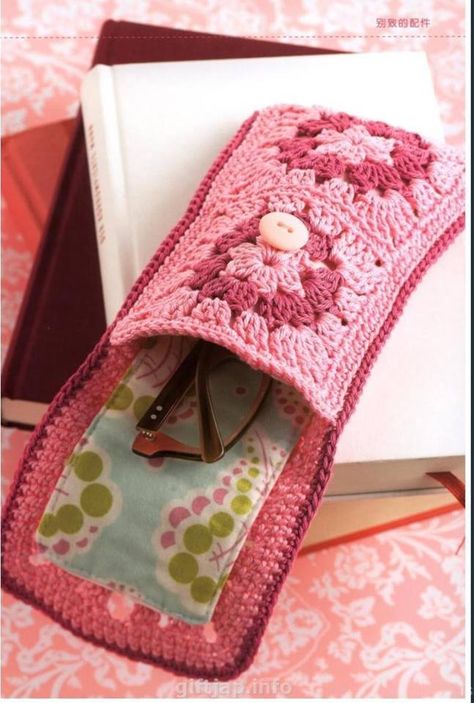 Crochet Eyeglass Cases, Motifs Granny Square, Crochet Phone Cases, Crochet Mobile, Crochet Case, Crochet Eyes, Confection Au Crochet, Crochet Bags Purses, Granny Squares Pattern